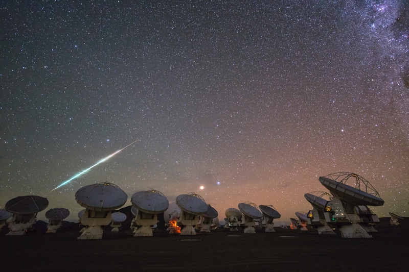 Helles Meteor über dem Radioteleskop ALMA in der chilenischen Atacama-Wüste